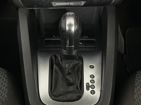 2013-Volkswagen-Jetta-VI-14-TSI-Comfortline-Auto image:10