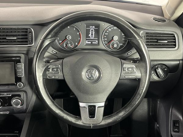 2013-Volkswagen-Jetta-VI-14-TSI-Comfortline-Auto image:12
