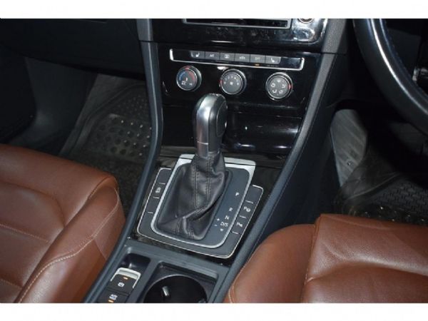 2015-Volkswagen-Golf-VII-20-TDI-Highline-Auto image:11