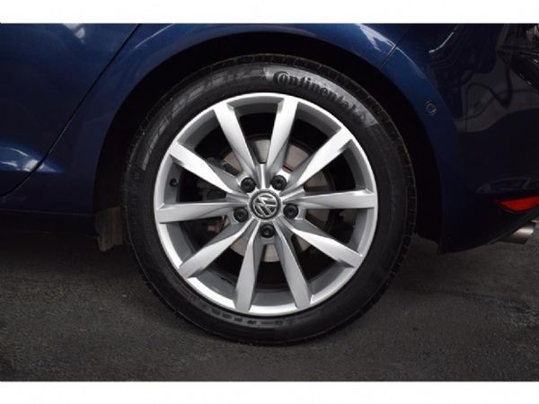 2015-Volkswagen-Golf-VII-20-TDI-Highline-Auto image:3