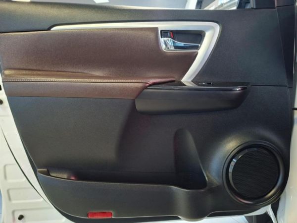 2017-Toyota-Fortuner-28-GD-6-Raised-Body-Auto image:11