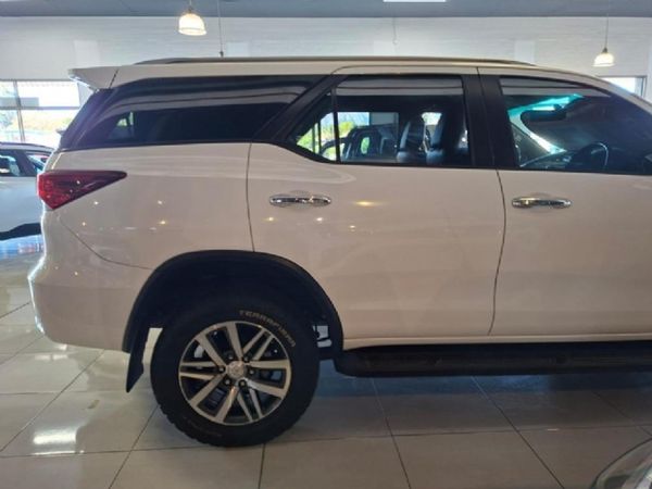 2017-Toyota-Fortuner-28-GD-6-Raised-Body-Auto image:3