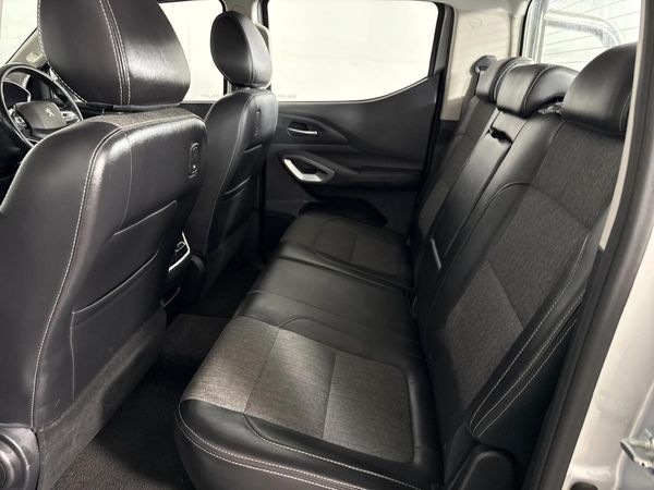 2022-Peugeot-Landtrek-19D-Allure-Double-Cab-Auto image:3