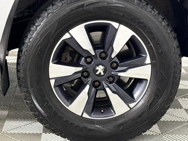 2022-Peugeot-Landtrek-19D-Allure-Double-Cab-Auto image:5