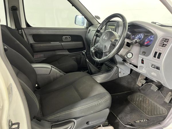 2019-Nissan-NP300-25-TDi-Hi-Rider-Double-Cab image:8