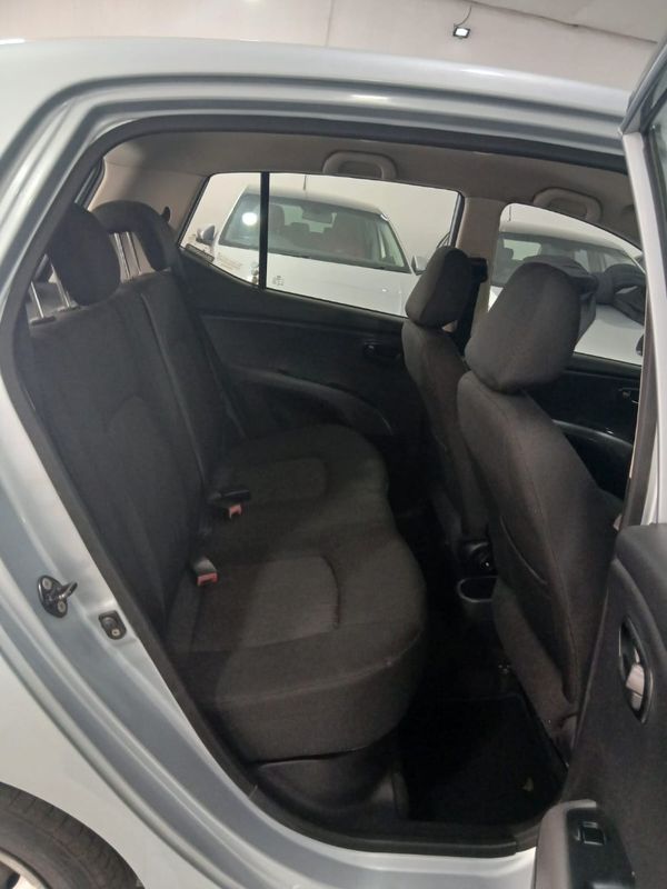 2012-Hyundai-i10-125-GLS-Fluid image:8