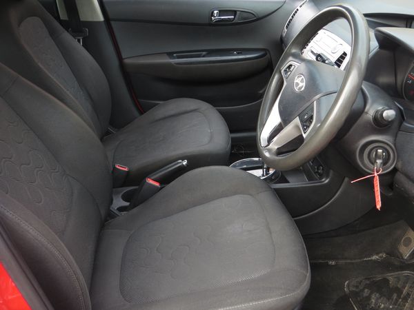 2012-Hyundai-i20-14-Auto image:11