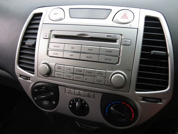 2012-Hyundai-i20-14-Auto image:13