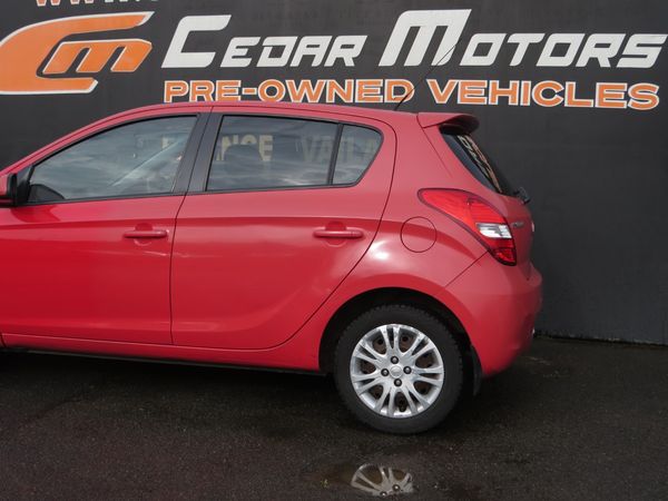 2012-Hyundai-i20-14-Auto image:5