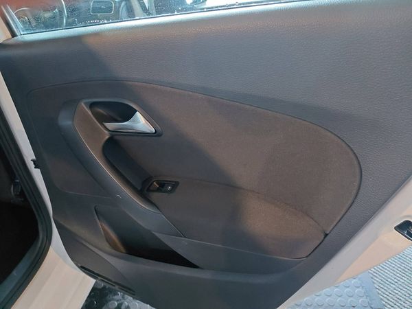 2014-Volkswagen-Polo-16-TDI-Comfortline-5-dr image:10