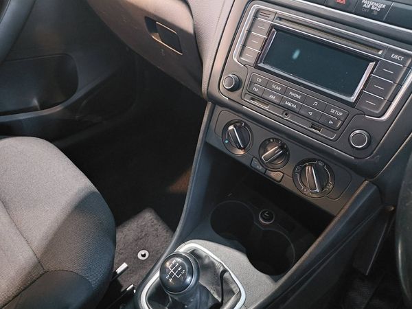 2014-Volkswagen-Polo-16-TDI-Comfortline-5-dr image:8