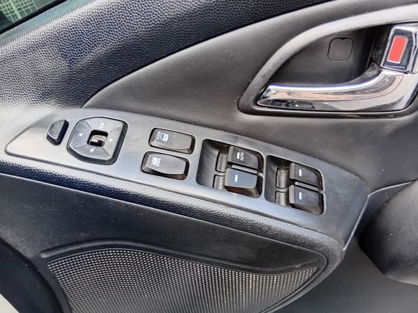 2014-Hyundai-ix35-20-Executive image:9