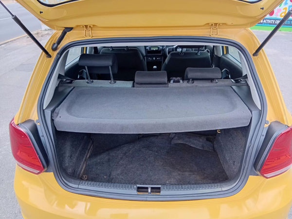2013-Volkswagen-Polo-14-Comfortline-5-dr image:9