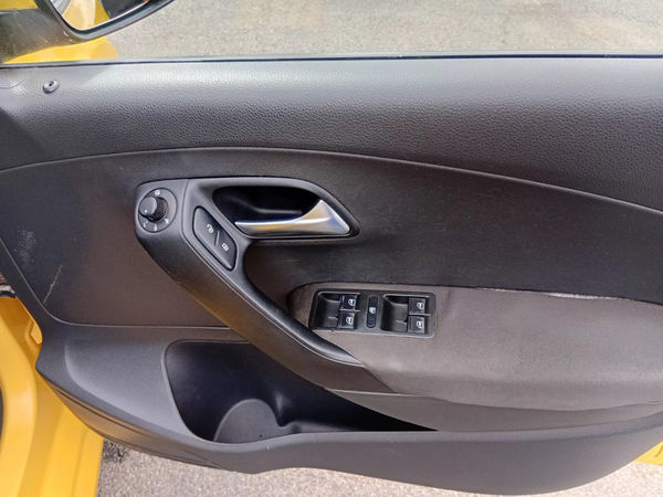 2013-Volkswagen-Polo-14-Comfortline-5-dr image:10