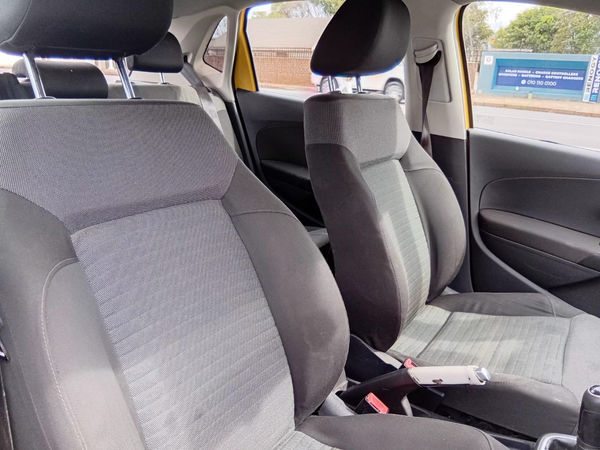 2013-Volkswagen-Polo-14-Comfortline-5-dr image:13