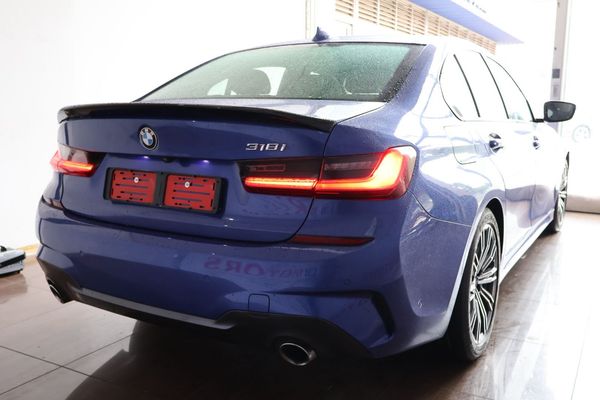 2021-BMW-3-Series-318i-M-Sport image:3