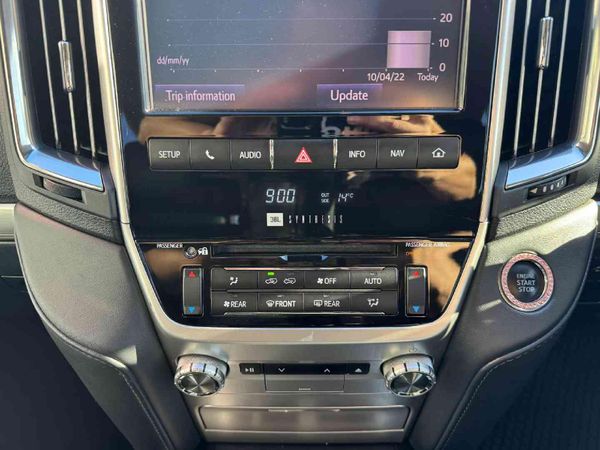 2021-Toyota-Land-Cruiser-200-45-D-V8-VX-R-Auto image:9