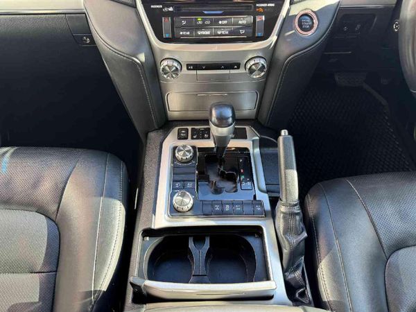 2021-Toyota-Land-Cruiser-200-45-D-V8-VX-R-Auto image:10