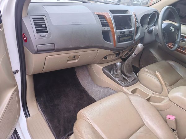 2009-Toyota-Fortuner-30-D-4D-Raised-Body-4x2 image:9