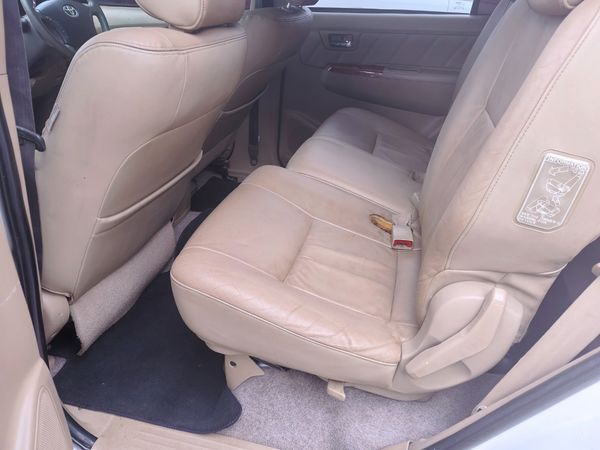 2009-Toyota-Fortuner-30-D-4D-Raised-Body-4x2 image:10