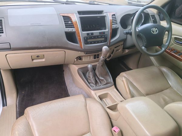 2009-Toyota-Fortuner-30-D-4D-Raised-Body-4x2 image:11