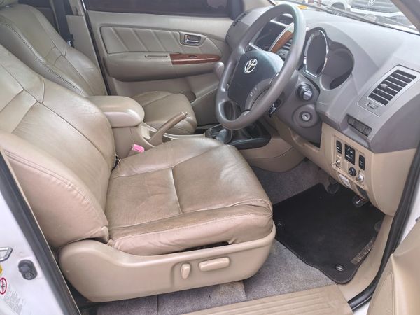 2009-Toyota-Fortuner-30-D-4D-Raised-Body-4x2 image:13