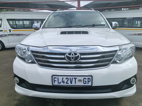 2009-Toyota-Fortuner-30-D-4D-Raised-Body-4x2 image:1