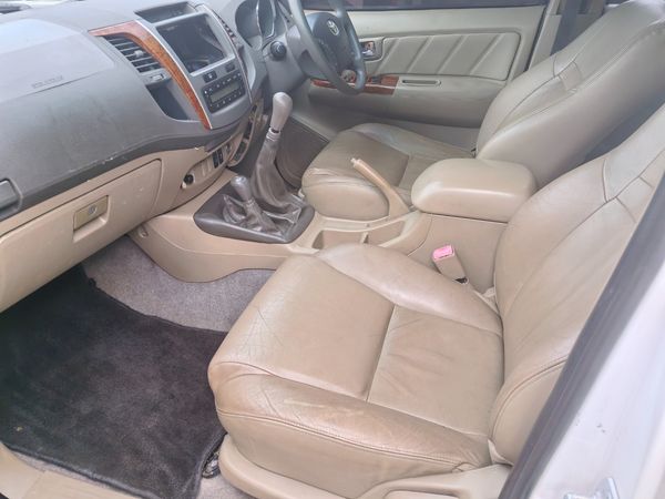 2009-Toyota-Fortuner-30-D-4D-Raised-Body-4x2 image:8