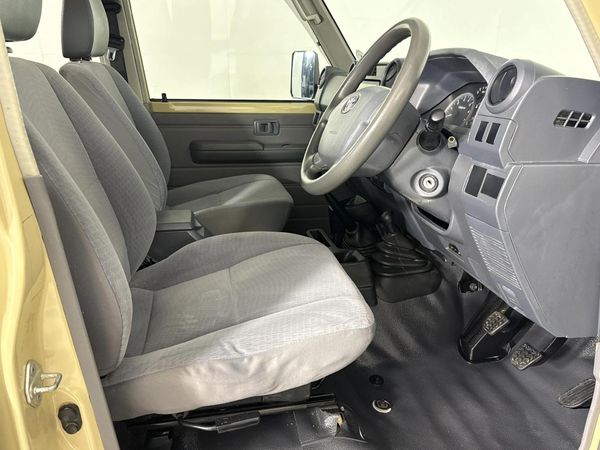 2022-Toyota-Land-Cruiser-79-40-Double-Cab image:6