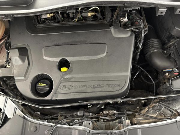 2014-Ford-Kuga-20-TDCi-Trend-AWD-Auto image:12