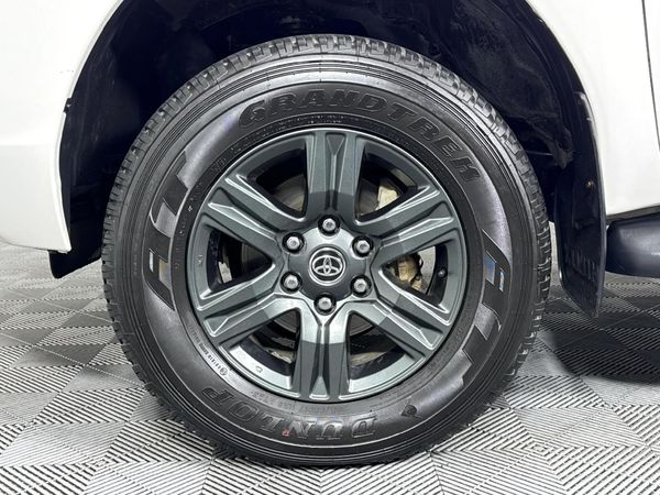2022-Toyota-Hilux-24-GD-6-Raider-4x4-Double-Cab image:3
