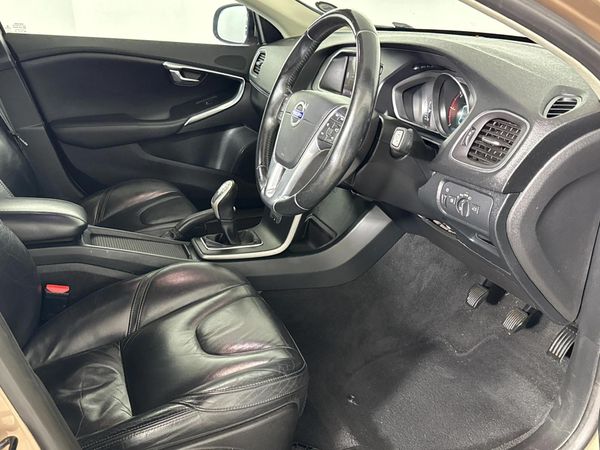 2013-Volvo-V40-D2-Excel image:9