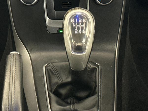 2013-Volvo-V40-D2-Excel image:10
