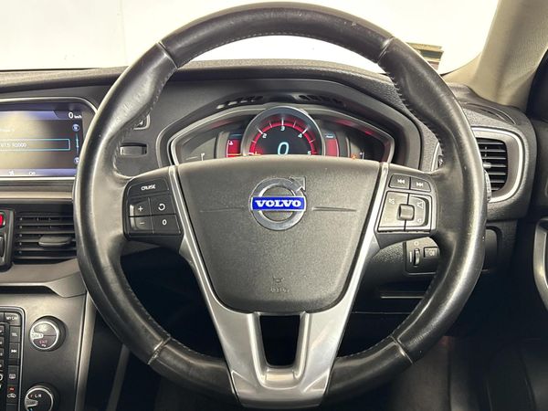 2013-Volvo-V40-D2-Excel image:11