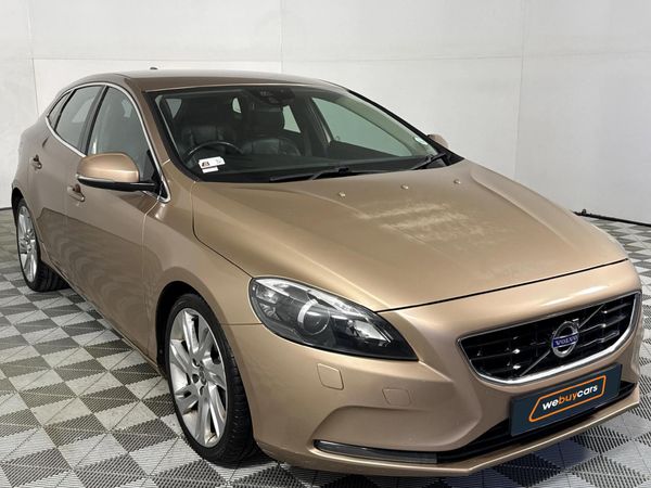 2013-Volvo-V40-D2-Excel image:15