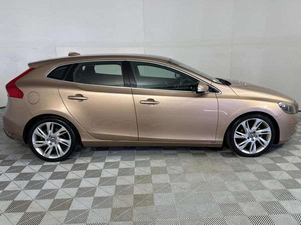 2013-Volvo-V40-D2-Excel image:16