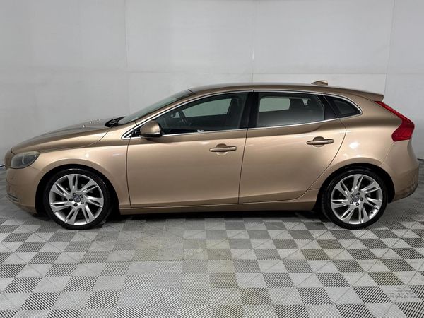 2013-Volvo-V40-D2-Excel image:18
