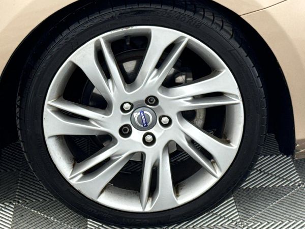 2013-Volvo-V40-D2-Excel image:5