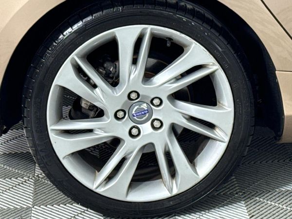 2013-Volvo-V40-D2-Excel image:7