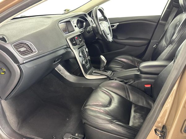 2013-Volvo-V40-D2-Excel image:8