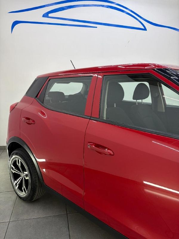 2022-Mahindra-XUV-300-12T-SE-W4 image:10