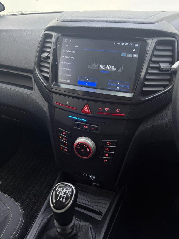 2022-Mahindra-XUV-300-12T-SE-W4 image:11