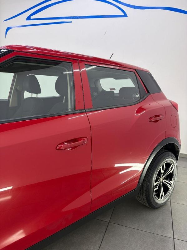 2022-Mahindra-XUV-300-12T-SE-W4 image:12