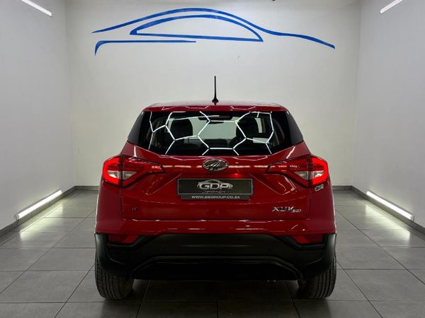 2022-Mahindra-XUV-300-12T-SE-W4 image:1