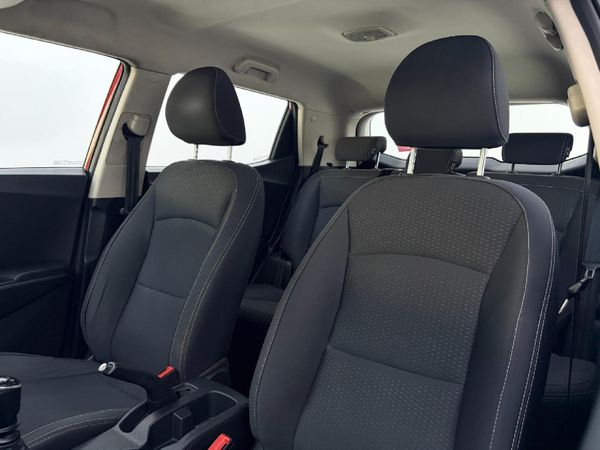 2022-Mahindra-XUV-300-12T-SE-W4 image:6