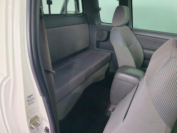 2013-Toyota-Hilux-30-D-4D-Raider-Xtra-Cab image:12