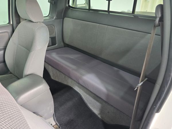 2013-Toyota-Hilux-30-D-4D-Raider-Xtra-Cab image:17