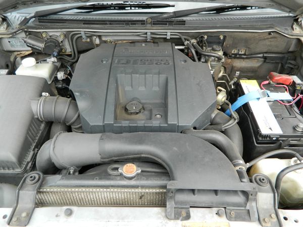 2002-Mitsubishi-Pajero-3200-DI-D-5-dr image:9