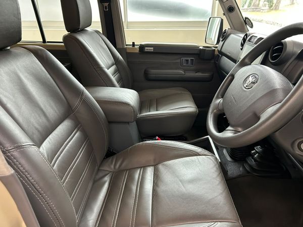 2023-Toyota-Land-Cruiser-79-45-D-Double-Cab image:10
