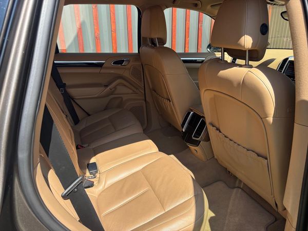 2012-Porsche-Cayenne-30-V6-TIP-Diesel-Automatic image:9